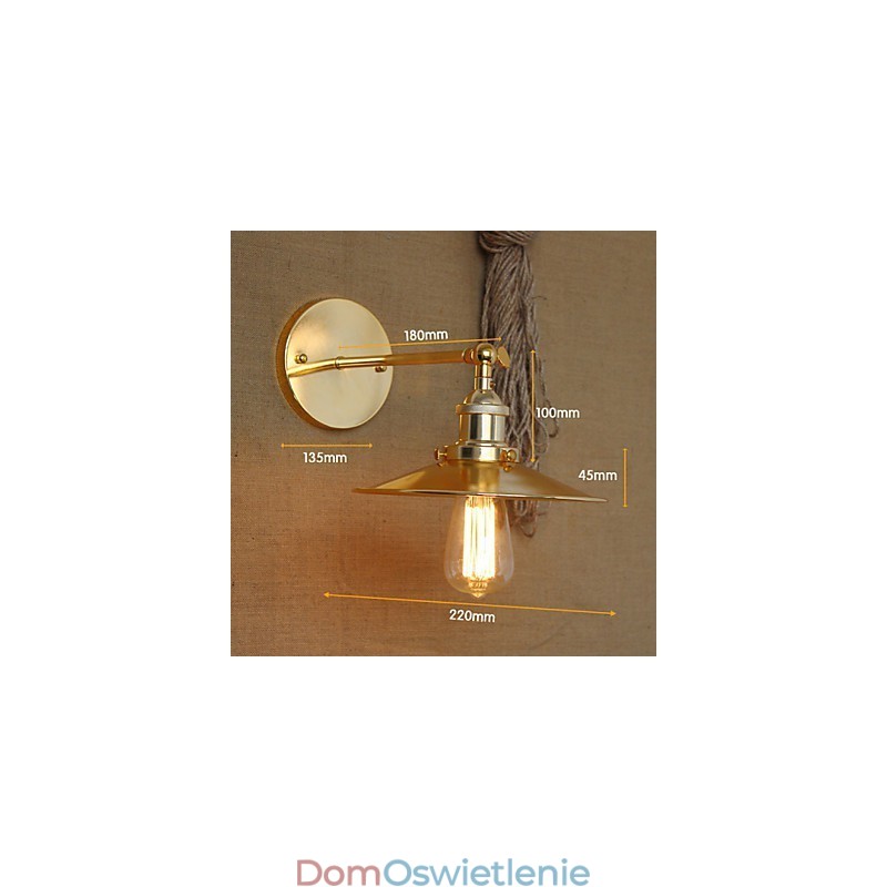 Minimalistyczna willa w stylu industrialnym Nostalgiczny złoty parasol przed kościelną nawą ozdobioną ścianą