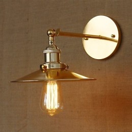 Minimalistyczna willa w stylu industrialnym Nostalgiczny złoty parasol przed kościelną nawą ozdobioną ścianą
