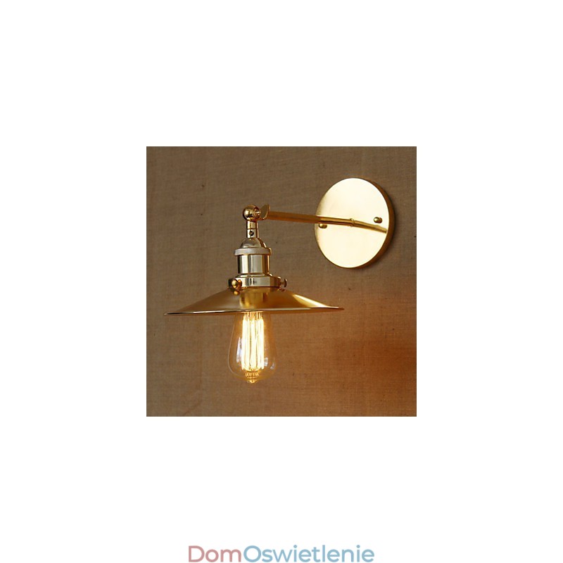 Minimalistyczna willa w stylu industrialnym Nostalgiczny złoty parasol przed kościelną nawą ozdobioną ścianą