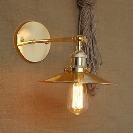 Minimalistyczna willa w stylu industrialnym Nostalgiczny złoty parasol przed kościelną nawą ozdobioną ścianą