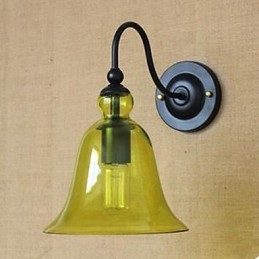 Zakontraktowany szklany korytarz w salonie zdobi lampę ścienną