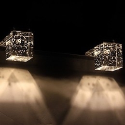 Nowoczesna lampa ścienna z kloszem szklanym w kształcie sześcianu i lustrzanym przodem