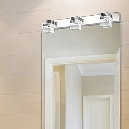 Nowoczesna lampa ścienna z kloszem szklanym w kształcie sześcianu i lustrzanym przodem