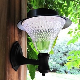 Zewnętrzna lampa słoneczna do montażu na ścianie w białej willi, na dziedzińcu, na drzwiach, do ogrodu