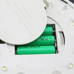 Zewnętrzna lampa słoneczna do montażu na ścianie w białej willi, na dziedzińcu, na drzwiach, do ogrodu