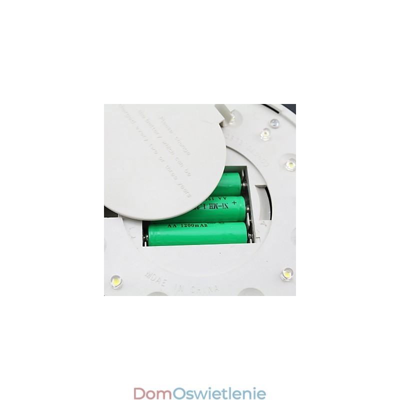 Zewnętrzna lampa słoneczna do montażu na ścianie w białej willi, na dziedzińcu, na drzwiach, do ogrodu