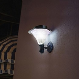 Zewnętrzna lampa słoneczna do montażu na ścianie w białej willi, na dziedzińcu, na drzwiach, do ogrodu