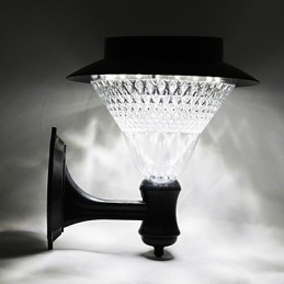 Zewnętrzna lampa słoneczna do montażu na ścianie w białej willi, na dziedzińcu, na drzwiach, do ogrodu