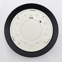 Zewnętrzna lampa słoneczna do montażu na ścianie w białej willi, na dziedzińcu, na drzwiach, do ogrodu
