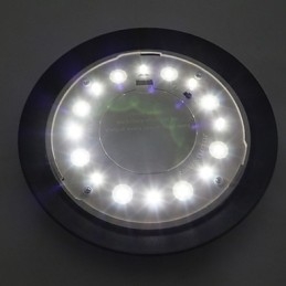 Zewnętrzna lampa słoneczna do montażu na ścianie w białej willi, na dziedzińcu, na drzwiach, do ogrodu
