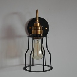 Minimalistyczna artystyczna lampa ścienna z czarnym metalowym kloszem szkieletowym