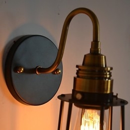 Minimalistyczna artystyczna lampa ścienna z czarnym metalowym kloszem szkieletowym