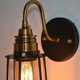 Minimalistyczna artystyczna lampa ścienna z czarnym metalowym kloszem szkieletowym