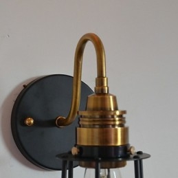 Minimalistyczna artystyczna lampa ścienna z czarnym metalowym kloszem szkieletowym