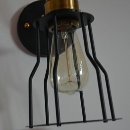 Minimalistyczna artystyczna lampa ścienna z czarnym metalowym kloszem szkieletowym