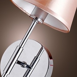 Prosta lampa ścienna o ciepłym świetle