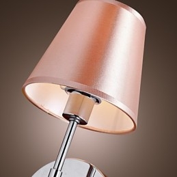 Prosta lampa ścienna o ciepłym świetle