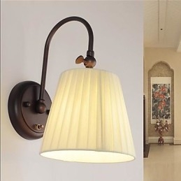 Żelazna lampa ścienna z abażurem z tkaniny w 1 świetle