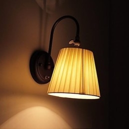 Żelazna lampa ścienna z abażurem z tkaniny w 1 świetle