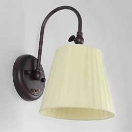 Żelazna lampa ścienna z abażurem z tkaniny w 1 świetle