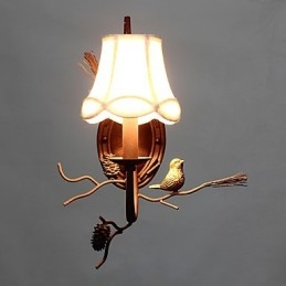 Północnoamerykańska zabytkowa metalowa lampa ścienna z ptakiem z żywicy i szyszką sosnową, odpowiednia do salonu i jadalni