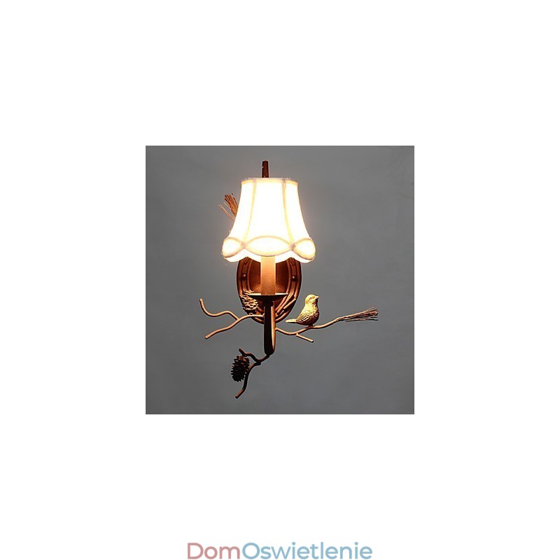 Północnoamerykańska zabytkowa metalowa lampa ścienna z ptakiem z żywicy i szyszką sosnową, odpowiednia do salonu i jadalni
