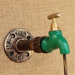 Nowoczesna, kreatywna lampa ścienna w kształcie butelki