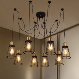 Projektanci krajowi malują metalowy żyrandol