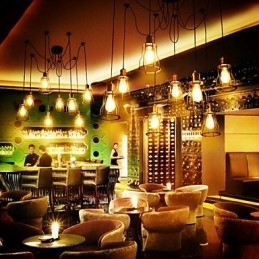 Projektanci krajowi malują metalowy żyrandol