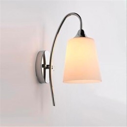 Nowoczesna minimalistyczna szklana lampa ścienna przy łóżku w pokoju hotelowym