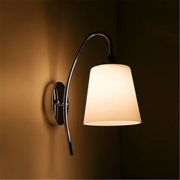 Nowoczesna minimalistyczna szklana lampa ścienna przy łóżku w pokoju hotelowym