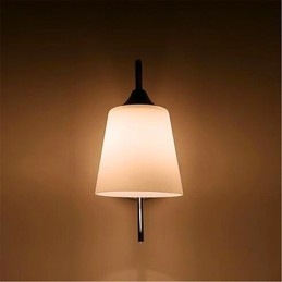 Nowoczesna minimalistyczna szklana lampa ścienna przy łóżku w pokoju hotelowym