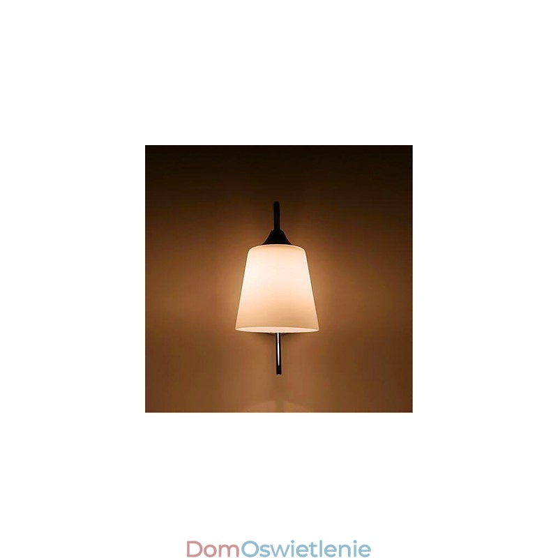 Nowoczesna minimalistyczna szklana lampa ścienna przy łóżku w pokoju hotelowym
