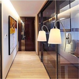 Nowoczesna minimalistyczna szklana lampa ścienna przy łóżku w pokoju hotelowym
