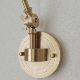 Nowoczesna lampa ścienna z kloszem szklanym