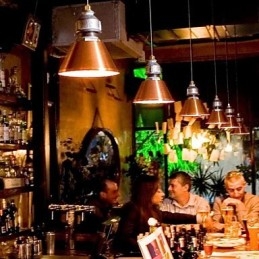 Wisząca lampa metalowa w stylu vintage country
