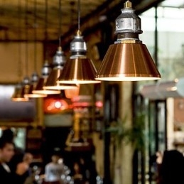 Wisząca lampa metalowa w stylu vintage country