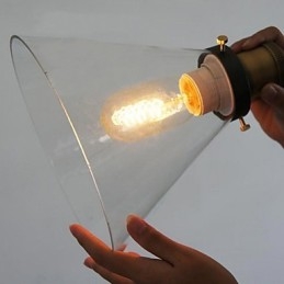 Tradycyjna klasyczna zabytkowa miska w stylu miniaturowym, metalowa lampa wisząca