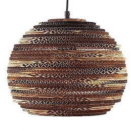 Rustykalna lampa wisząca z metalowym kloszem i globusem w kształcie wyspy