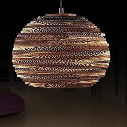 Rustykalna lampa wisząca z metalowym kloszem i globusem w kształcie wyspy