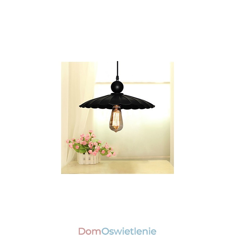Średniej wielkości zabytkowy czarny parasol metalowy wiszący z jednym światłem